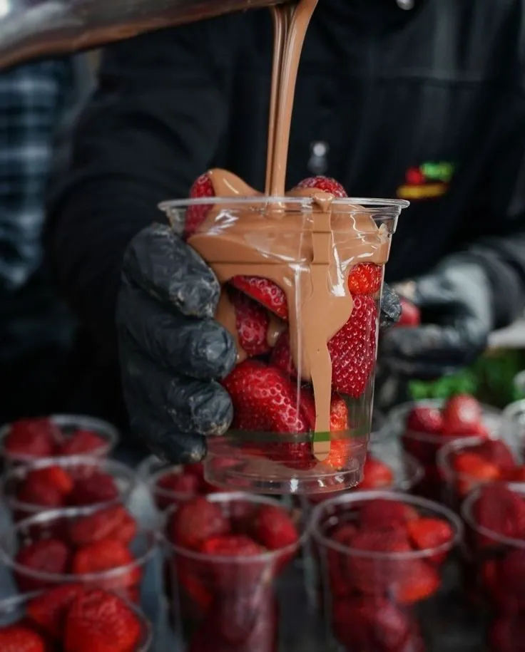 Fruit Cup mit frischen Erdbeeren und belgischer Schokolade